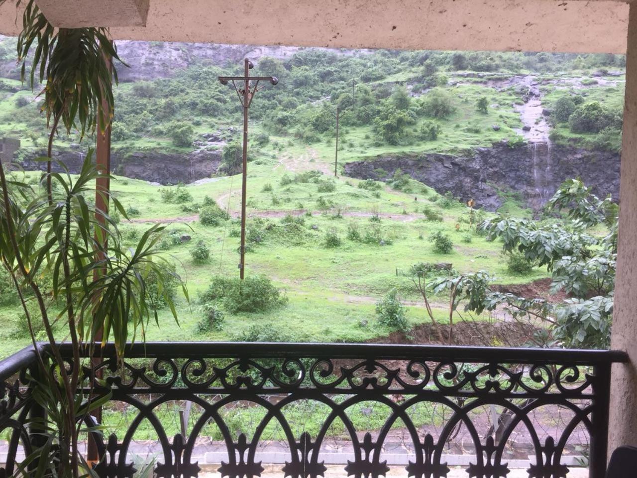 Misty Meadows, Lonavala Hotel Bagian luar foto