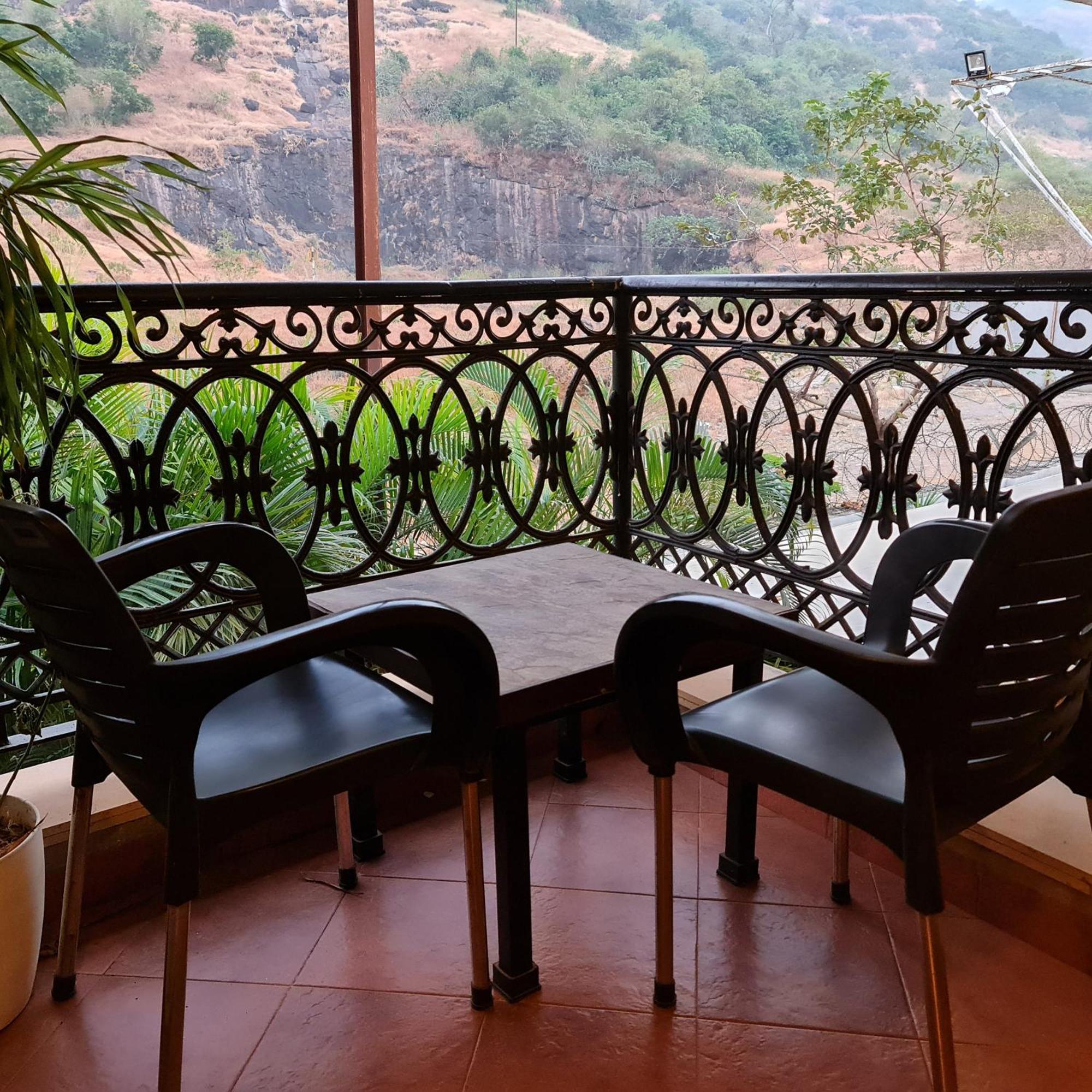 Misty Meadows, Lonavala Hotel Bagian luar foto