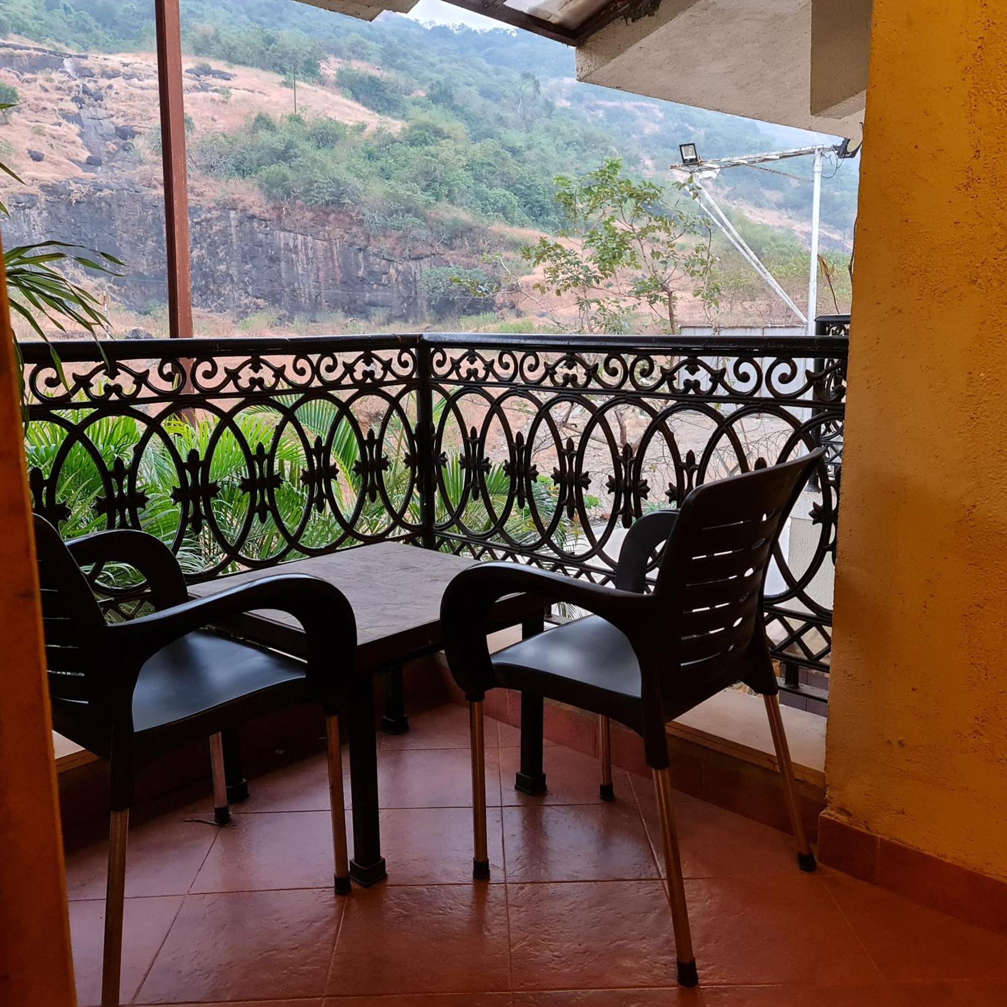 Misty Meadows, Lonavala Hotel Bagian luar foto