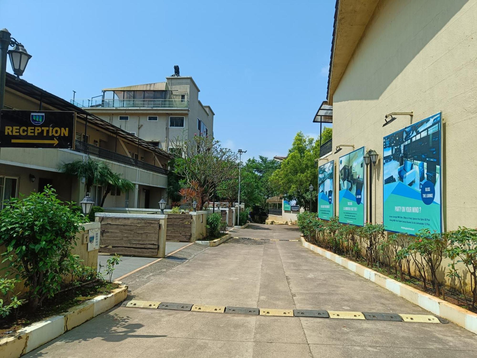 Misty Meadows, Lonavala Hotel Bagian luar foto