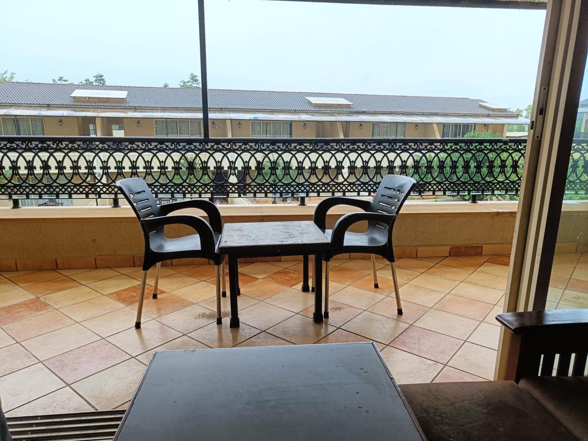 Misty Meadows, Lonavala Hotel Bagian luar foto