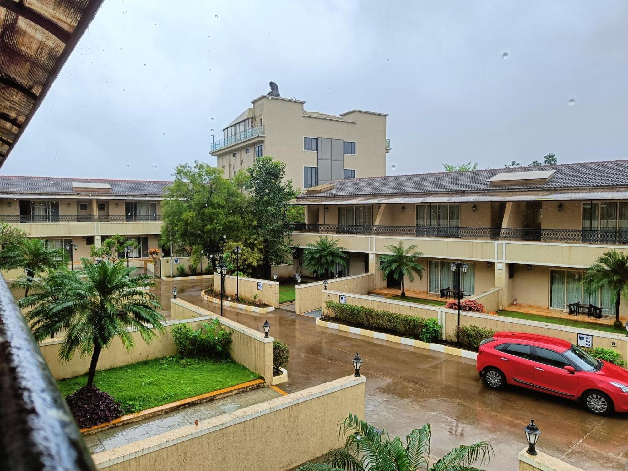 Misty Meadows, Lonavala Hotel Bagian luar foto