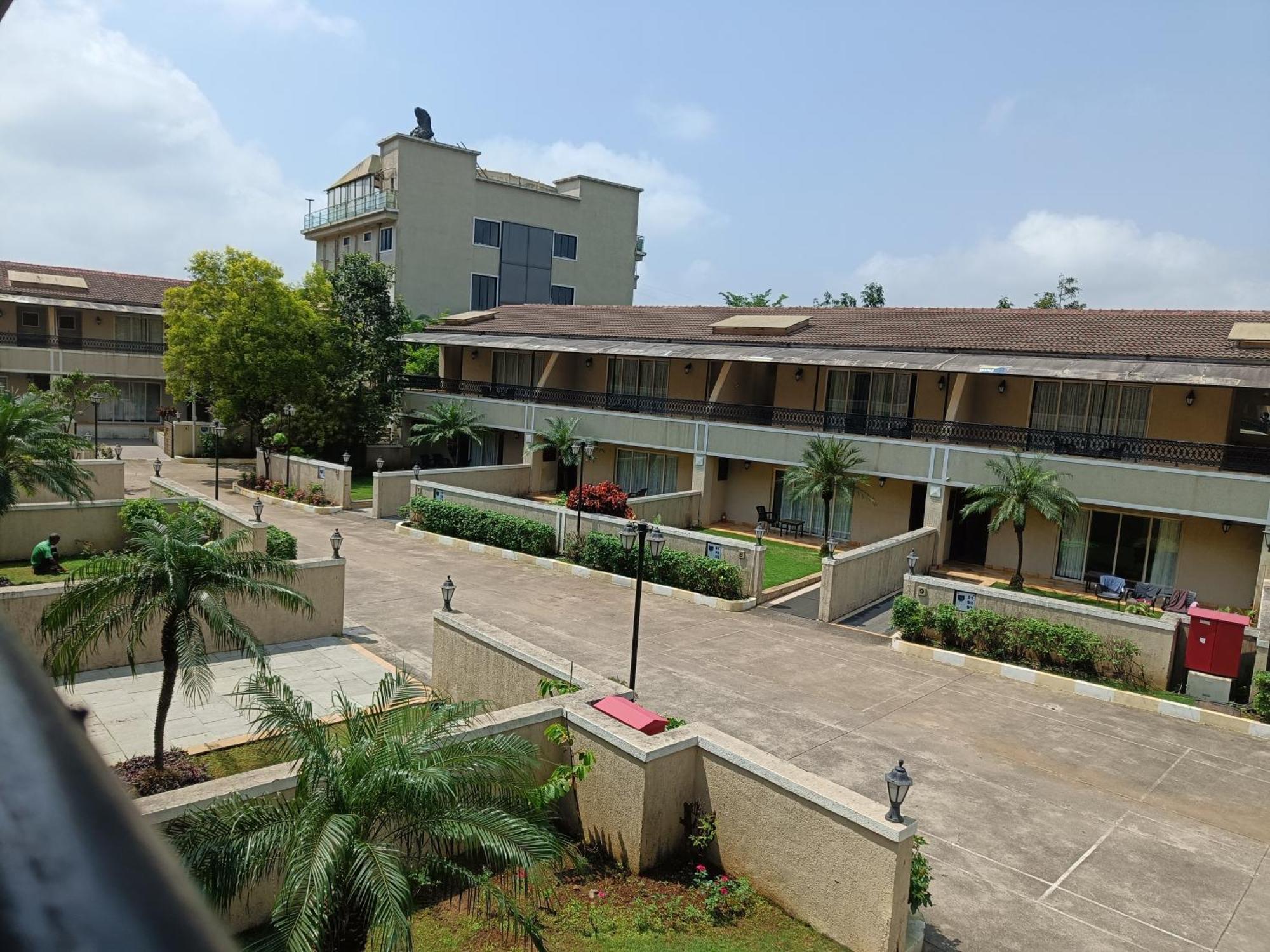 Misty Meadows, Lonavala Hotel Bagian luar foto