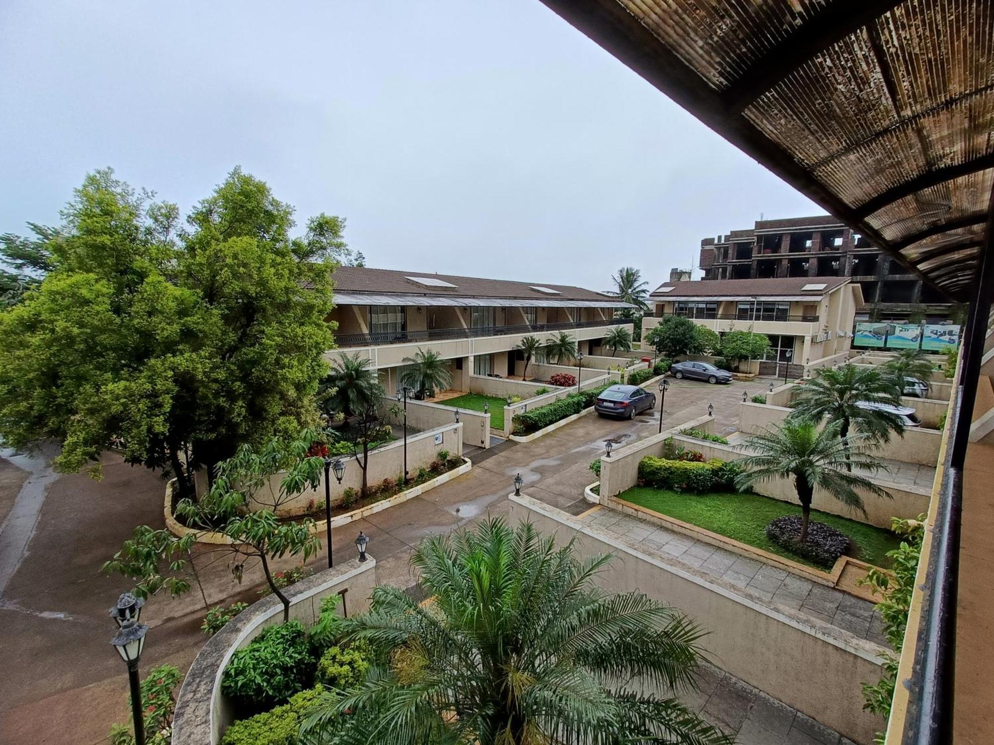 Misty Meadows, Lonavala Hotel Bagian luar foto